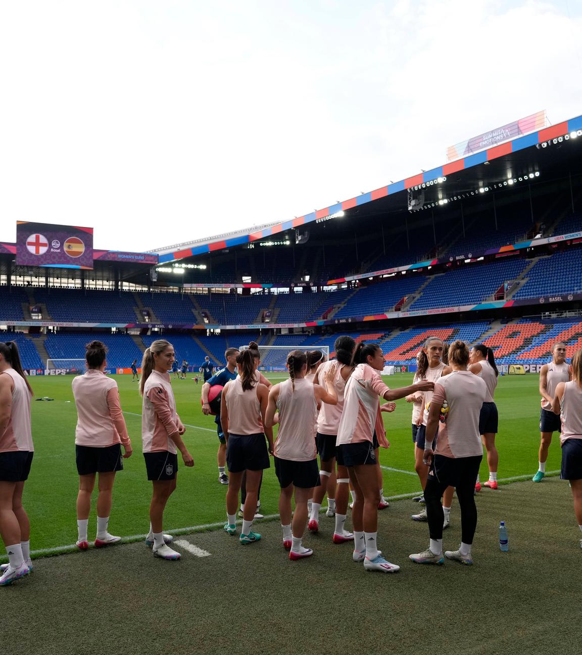 Spaniens Trainingseinheit und Pressekonferenz.