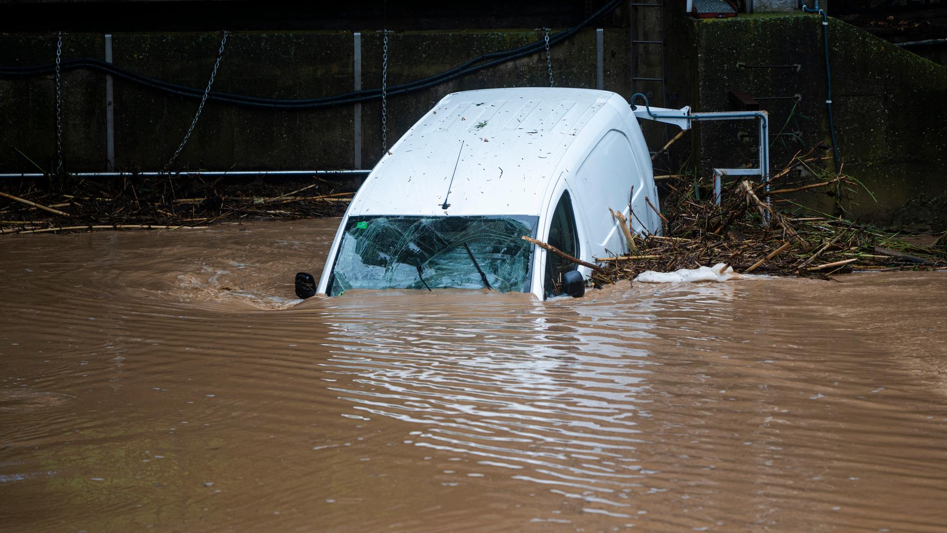 Ein Fahrzeug im Hochwasser nach starkem Regen in Cubelles, Spanien.