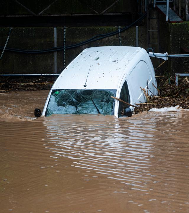 Ein Fahrzeug im Hochwasser nach starkem Regen in Cubelles, Spanien.