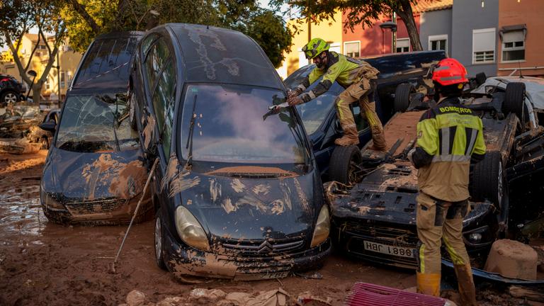 Feuerwehrleute arbeiten in einem von Überschwemmungen betroffenen Gebiet.