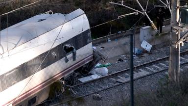 Ein Foto vom 19. Januar 2026 zeigt einen der beiden Züge, die am Vortag in Adamuz in Südspanien entgleist waren und dabei mindestens 39 Menschen getötet und mehr als 120 verletzt haben.