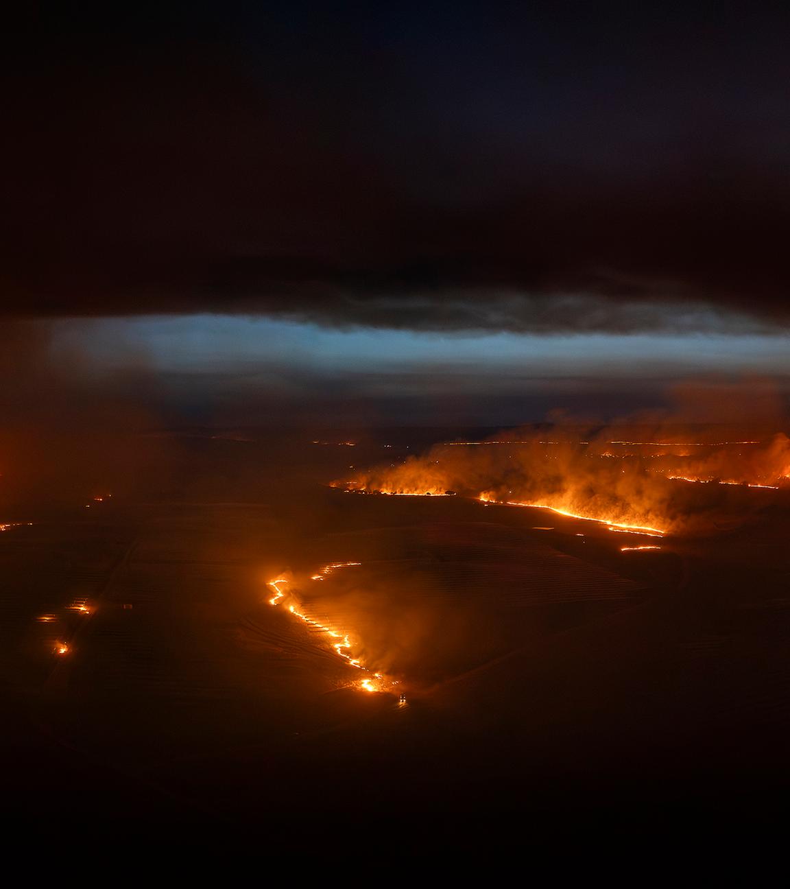 Blick auf den Waldbrand in Casar de Cáceres, Spanien.