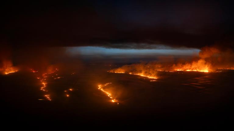 Blick auf den Waldbrand in Casar de Cáceres, Spanien.