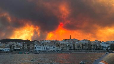 10.07.2026, Spanien, Garrucha, Almería: Der Brand in Los Gallardos, gesehen vom Hafen von Garrucha aus.