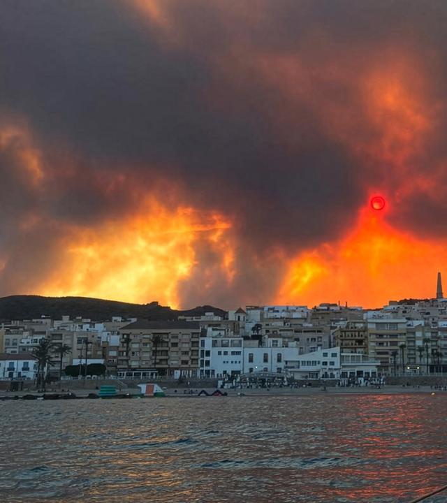 10.07.2026, Spanien, Garrucha, Almería: Der Brand in Los Gallardos, gesehen vom Hafen von Garrucha aus.