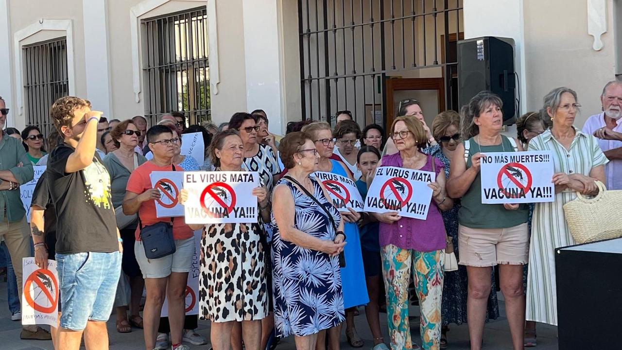 Demonstranten stehen vor dem Rathaus in Isla Mayor.