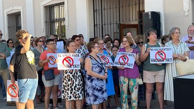 Demonstranten stehen vor dem Rathaus in Isla Mayor.