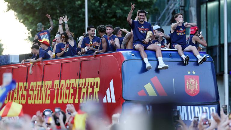 Die spanischen Spieler fahren in einem offenen Bus durch die Straßen von Madrid.