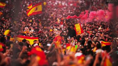 Fans warten auf die Ankunft der Spieler der spanischen Fußballnationalmannschaft.