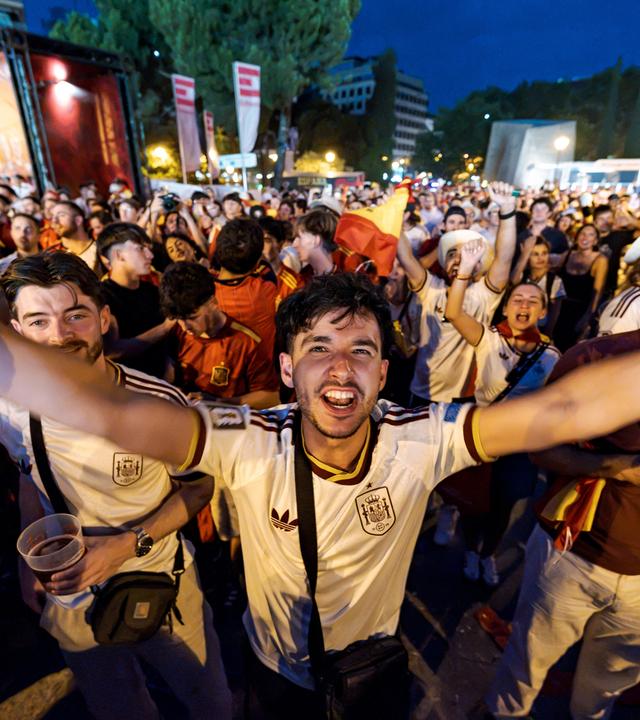 MADRID, SPANIEN – 14. Juli: Spanische Fußballfans feiern auf der Plaza de Colón, nachdem Spanien am 14. Juli Frankreich im Halbfinale der FIFA-Fußball-Weltmeisterschaft 2026 besiegt und sich einen Platz im Finale gesichert hat.