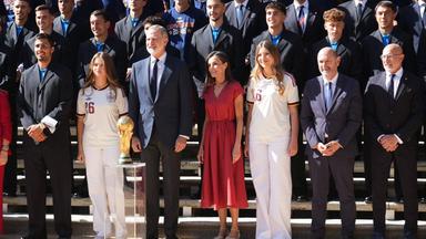 Die spanische Königsfamilie posiert für ein Gruppenfoto mit der spanischen Fußballnationalmannschaft.
