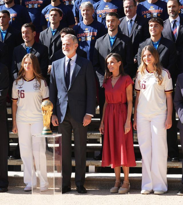 Die spanische Königsfamilie posiert für ein Gruppenfoto mit der spanischen Fußballnationalmannschaft.