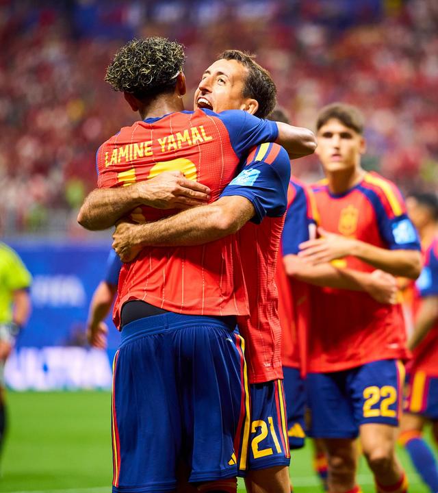 Die spanischen Nationalspieler Lamine Yamal und Mikel Oyarzabal jubeln zusammen nach dem Treffer zum 3:0 für Spanien
