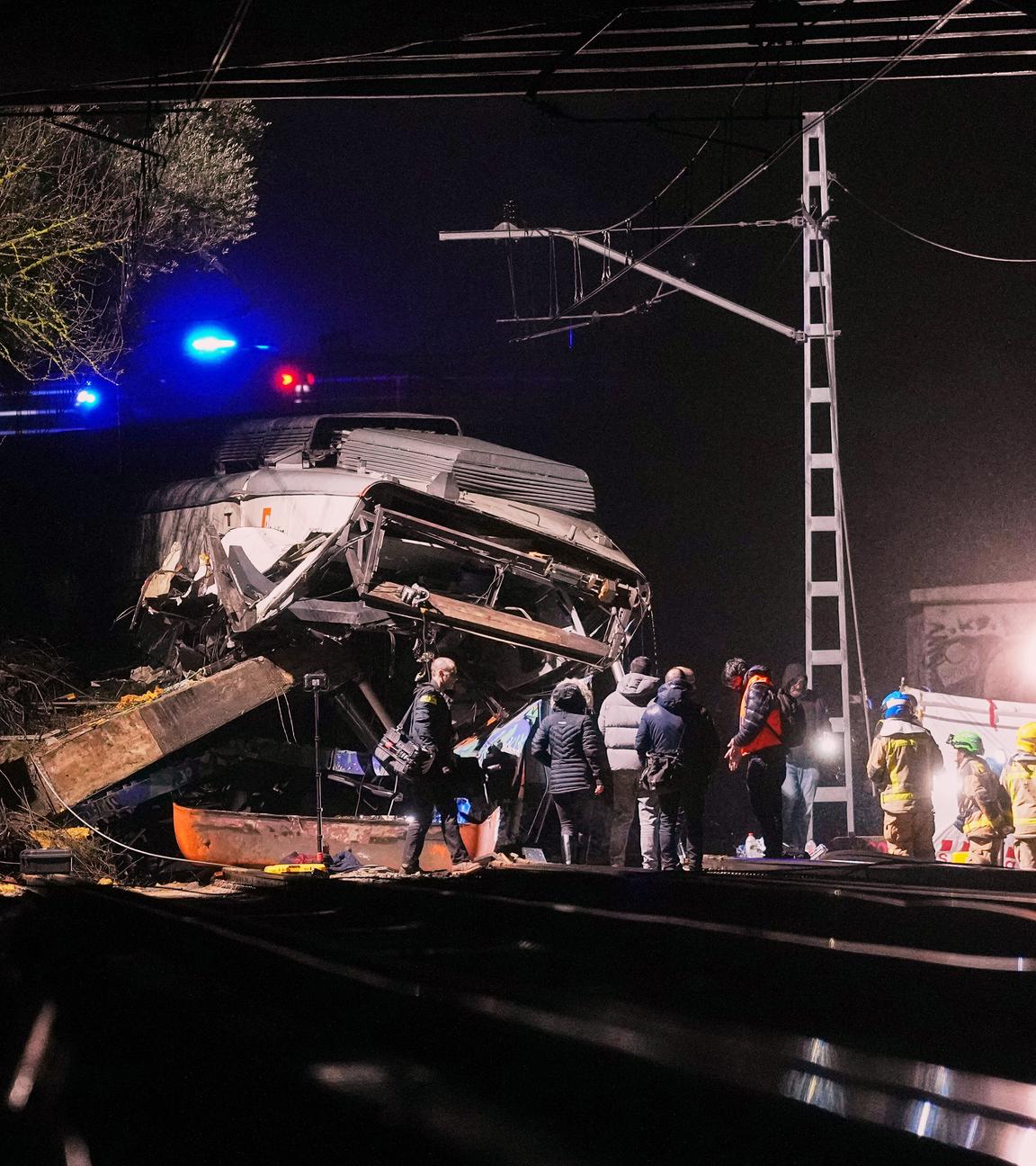 Rettungskräfte eilen zum Unfallort in der Nähe von Barcelona, Spanien, nachdem ein Nahverkehrszug mit einer eingestürzten Mauer zusammengestoßen ist