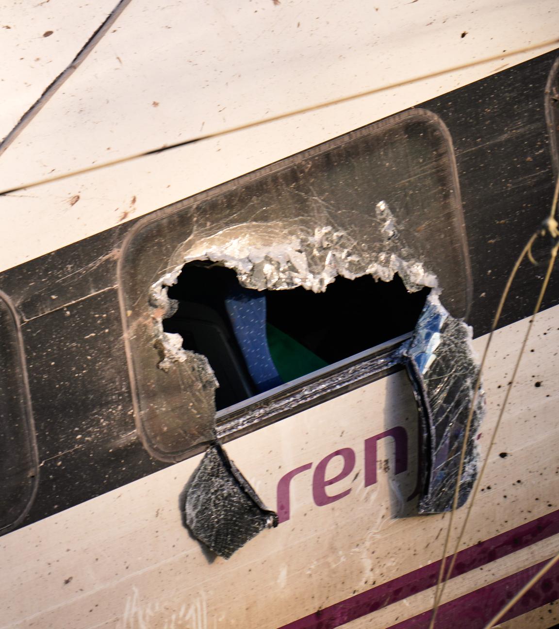 Zerbrochene Scheiben eines verunglückten Zuges sind an der Stelle eines Zugzusammenstoßes in Adamuz zu sehen.