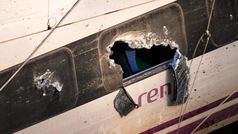 Zerbrochene Scheiben eines verunglückten Zuges sind an der Stelle eines Zugzusammenstoßes in Adamuz zu sehen.