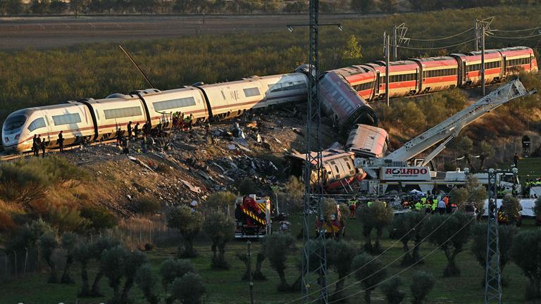 Am 28. Oktober 2026 kommt ein Autokran an der Unfallstelle zum Einsatz, an der es etwa 150 km südlich von Madrid – zwischen Urda und Los Yebenes in der Provinz Toledo – zu einem Zusammenstoß zwischen zwei Hochgeschwindigkeitszügen, einem Renfe-AVE-Zug und einem Iryo-Zug, gekommen ist.