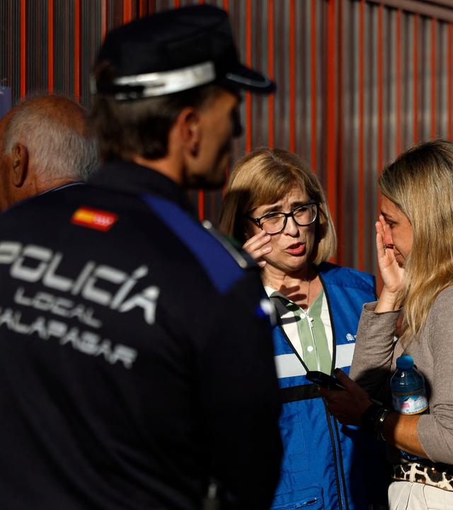 Am 28. Oktober 2026 treffen Menschen in einem Betreuungszentrum für Angehörige vermisster Opfer in Urda ein – nach einem Zugunglück, bei dem ein Hochgeschwindigkeitszug der spanischen Bahngesellschaft Renfe (AVE) und ein Zug des Anbieters Iryo etwa 150 km südlich von Madrid, zwischen Urda und Los Yebenes in der Provinz Toledo, kollidierten.