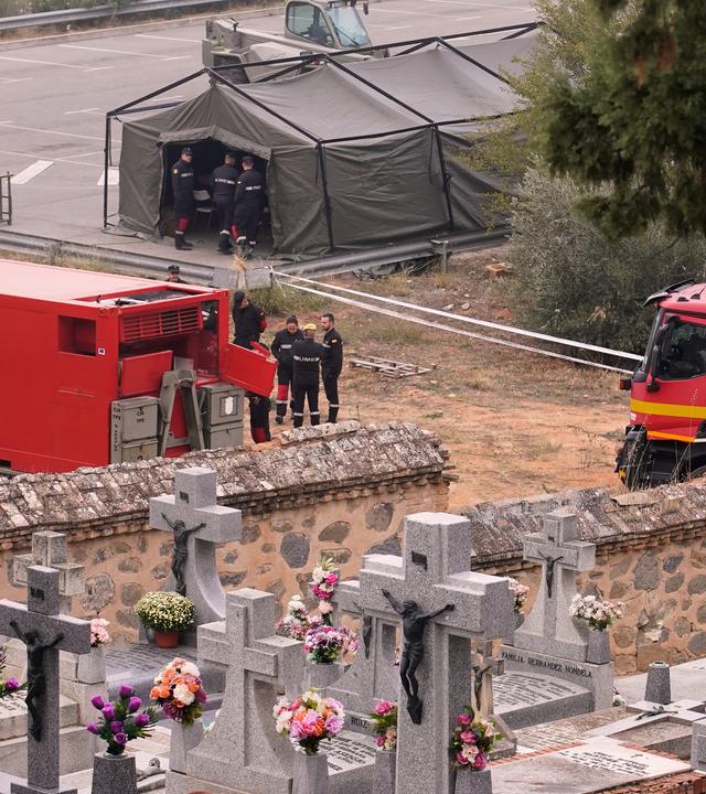 Mitglieder der spanischen Militäreinheit für Notfälle sind in einem Zelt zu sehen, das nach einem Zugunglück neben dem Institut für Rechtsmedizin aufgestellt wurde.