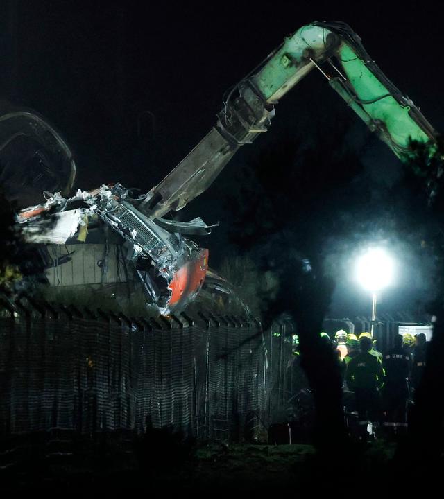 Nach einem schweren Zugunglück in Spanien suchten die Einsatzkräfte auch in der Nacht nach weiteren Opfern