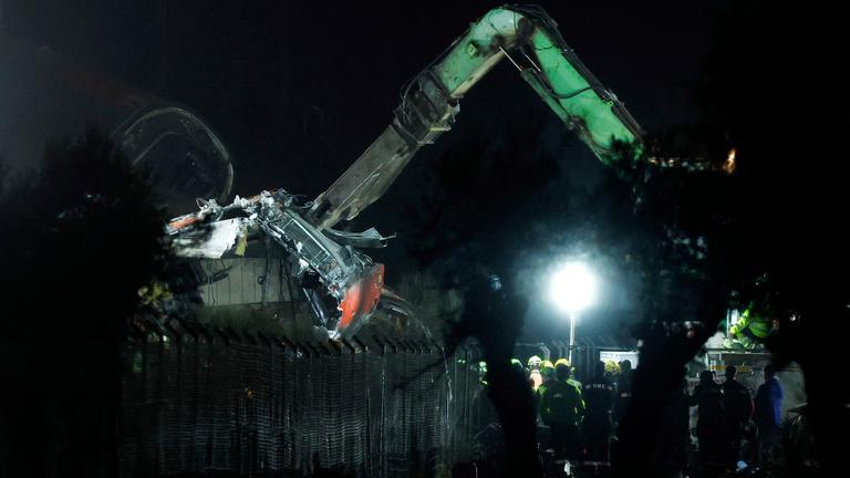 Nach einem schweren Zugunglück in Spanien suchten die Einsatzkräfte auch in der Nacht nach weiteren Opfern