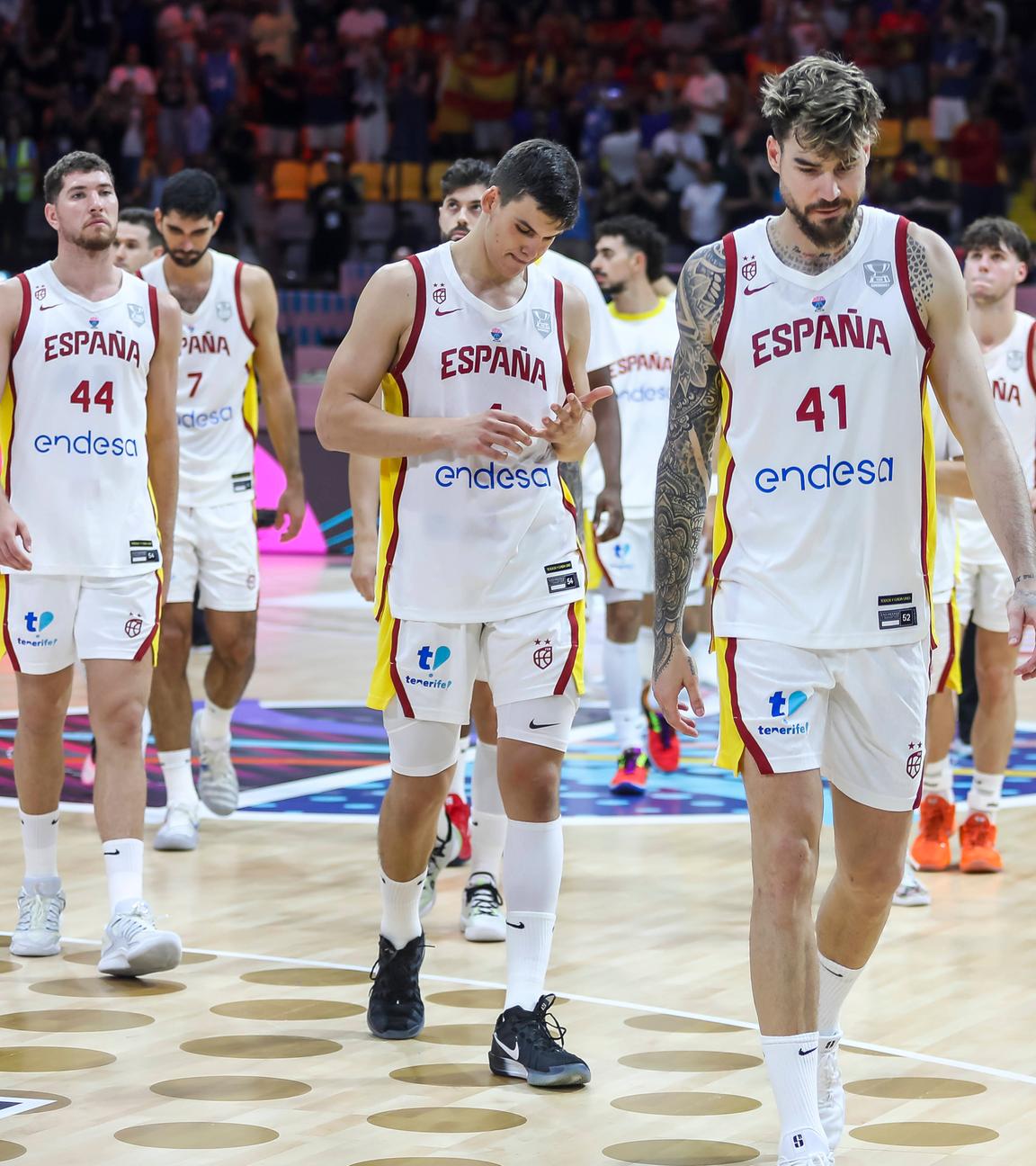 Spanische Spieler verlassen mit hängenden Köpfen das Parkett nach der Niederlage gegen Griechenland.