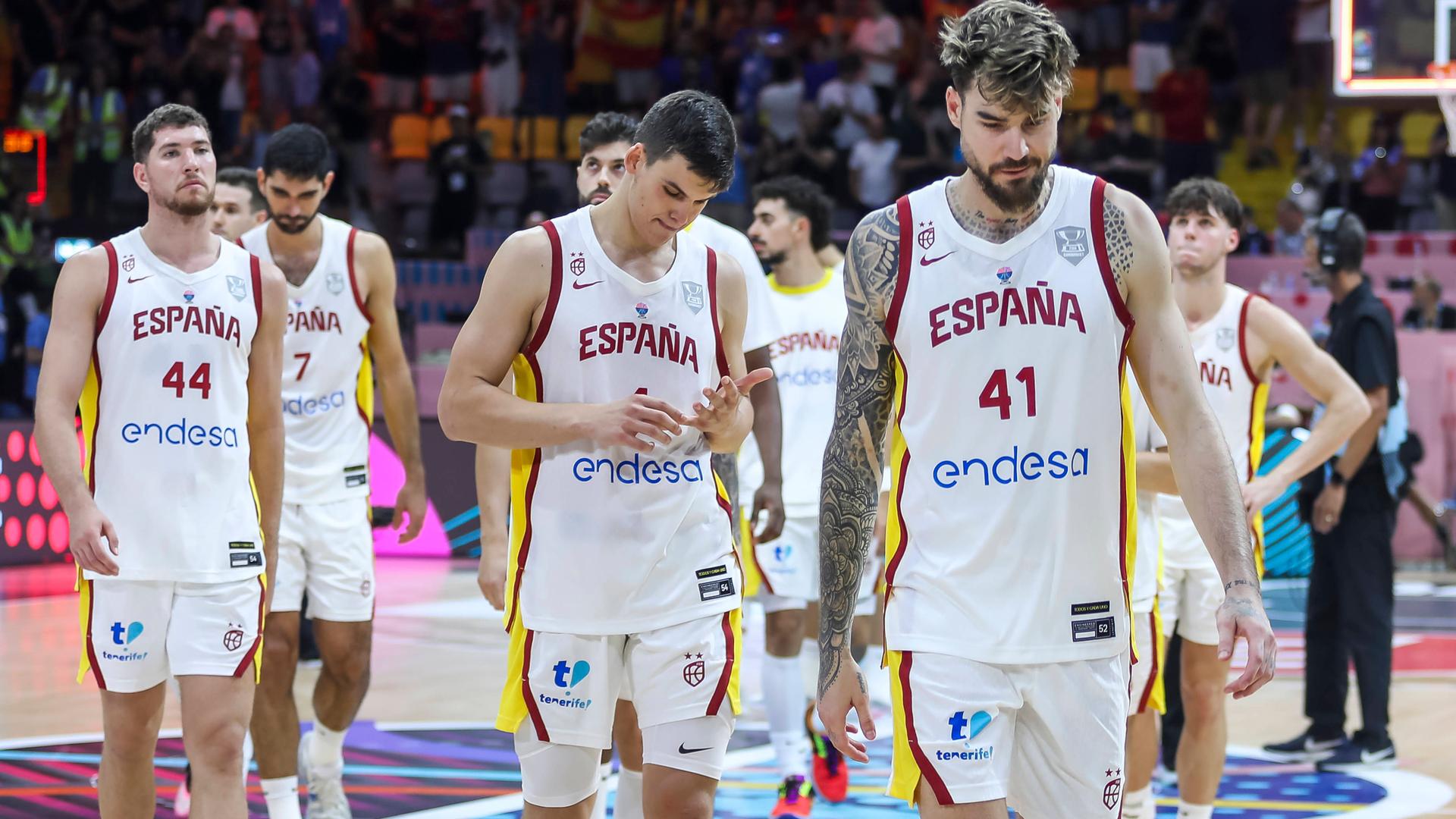 Spanische Spieler verlassen mit hängenden Köpfen das Parkett nach der Niederlage gegen Griechenland.