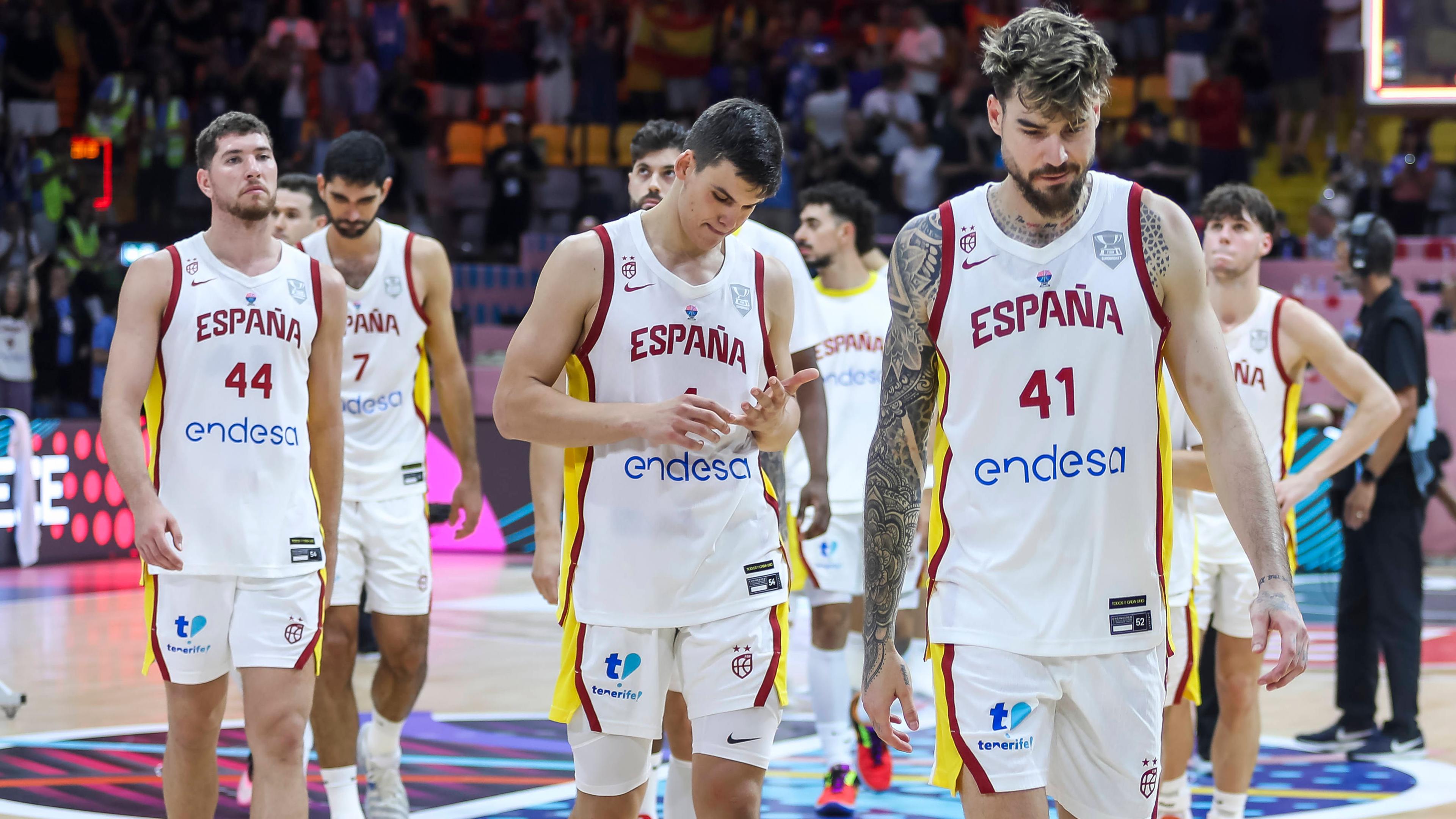 Spanische Spieler verlassen mit hängenden Köpfen das Parkett nach der Niederlage gegen Griechenland.