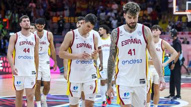 Spanische Spieler verlassen mit hängenden Köpfen das Parkett nach der Niederlage gegen Griechenland.