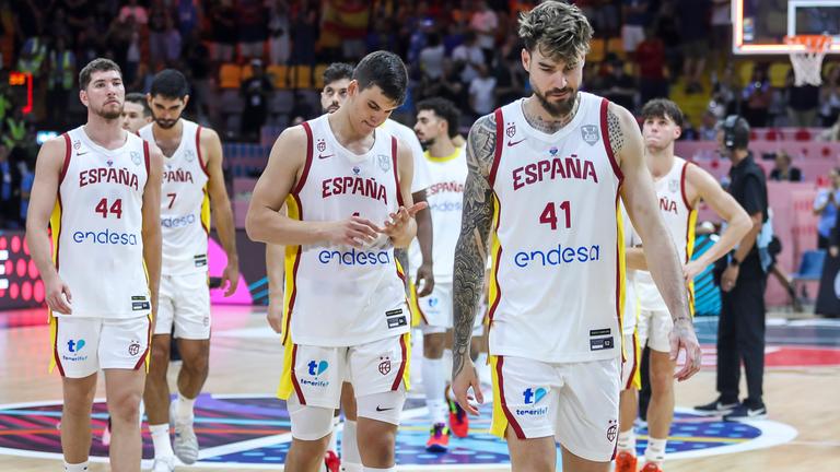 Spanische Spieler verlassen mit hängenden Köpfen das Parkett nach der Niederlage gegen Griechenland.