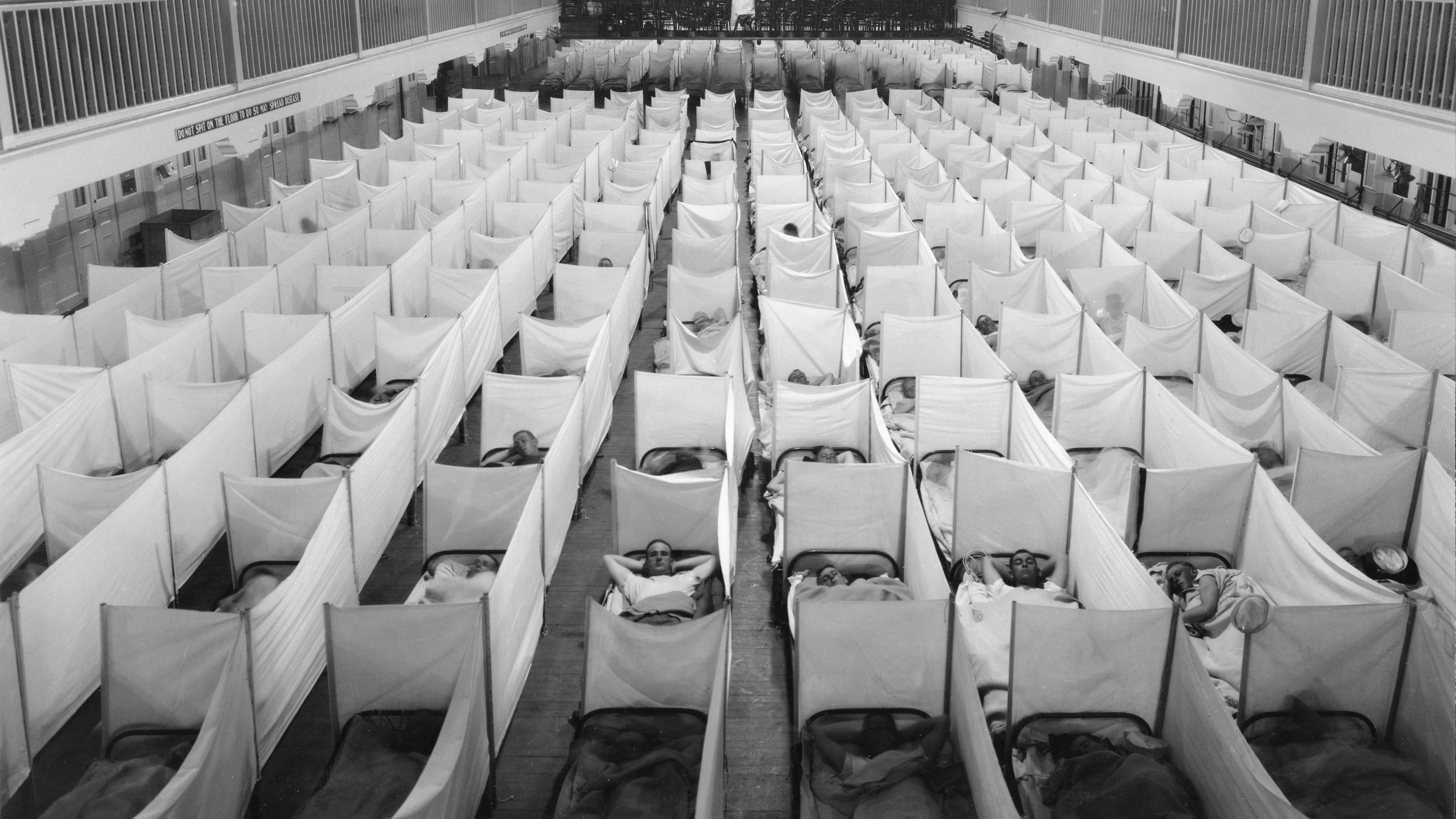 "Spanische Grippe - Das Geheimnis des Killer-Virus": Schlafbereich einer Kaserne im Ersten Weltkrieg. Alle Betten sind mit provisorischen Wänden ausgestattet, um der Ausbreitung des Influenza-Virus entgegenzuwirken.