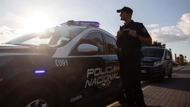 Ein Polizist der spanischen Policia Nacional patroulliert.