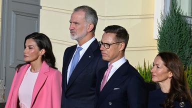 König Felipe und Königin Letizia von Spanien sowie der finnische Präsident Alexander Stubb und seine Frau Suzanne Innes-Stubb während der Begrüßungszeremonie vor dem Präsidentenpalast in Helsinki, Finnland, am 6. Oktober 2026.