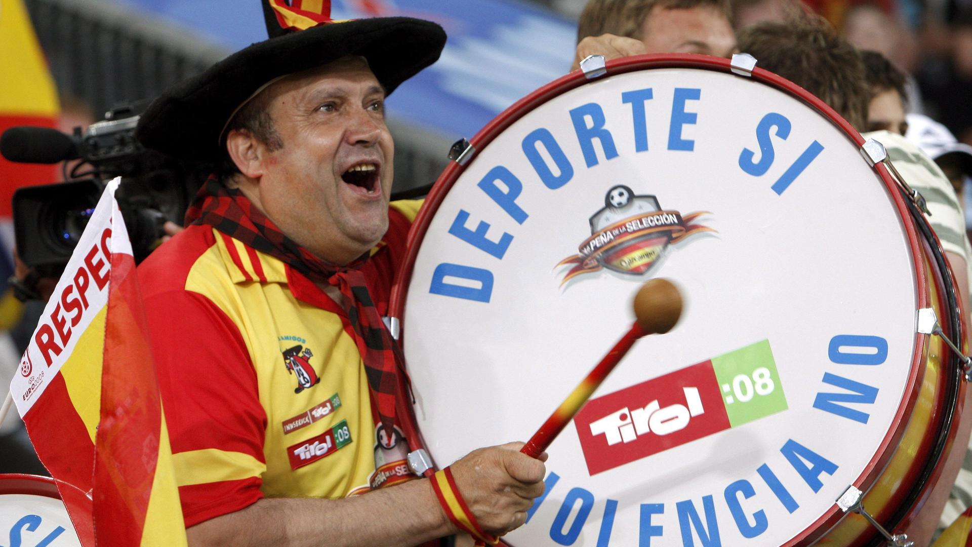 Manolo mit seiner Trommel bei der EM 2008