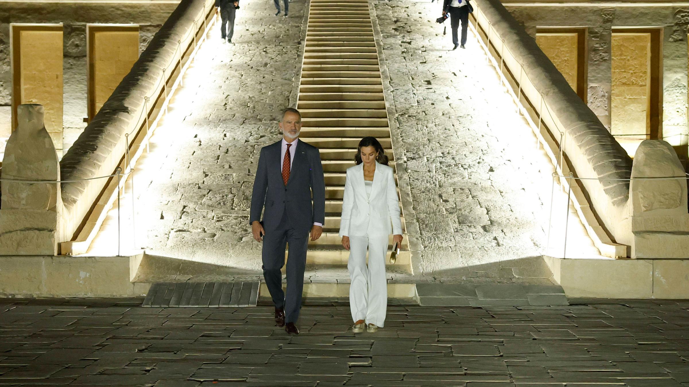 König Felipe VI. und Königin Letizia von weitem, wie sie gerade eine Treppe in Luxor heruntergestiegen sind.
