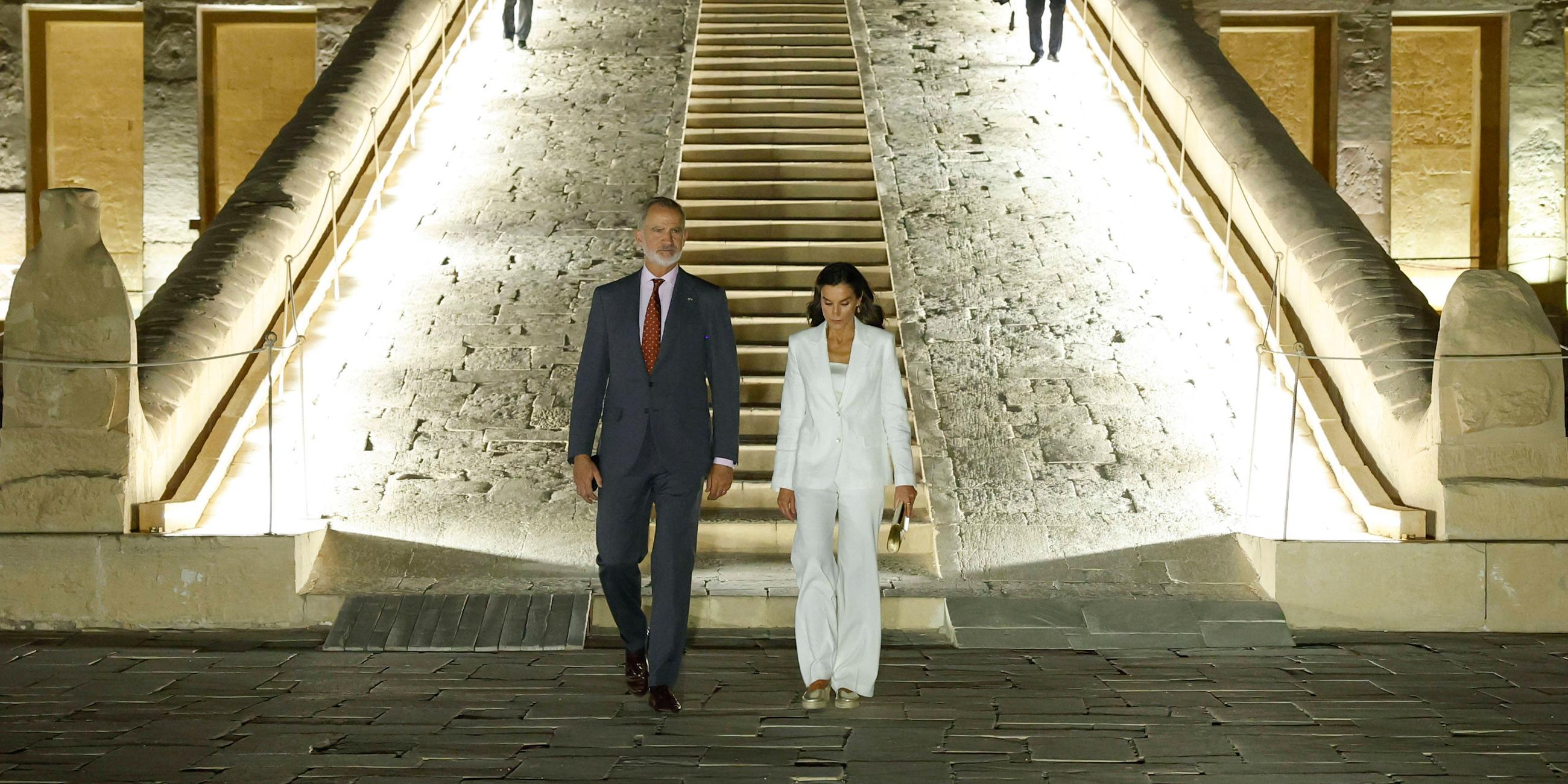 König Felipe VI. und Königin Letizia von weitem, wie sie gerade eine Treppe in Luxor heruntergestiegen sind.