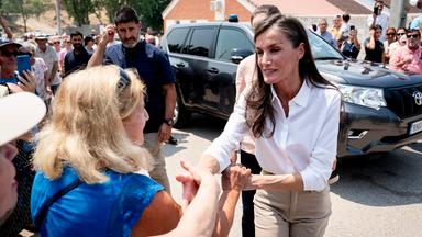 Königin Letizia schüttelt die Hände einer Betroffenen 