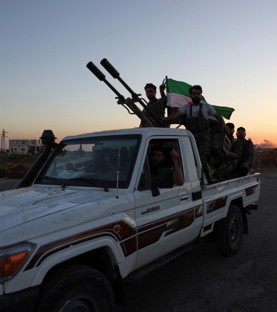 Syrien, Mazraa: Ein Konvoi der Regierungstruppen fährt in Richtung der Stadt Sweida, wo es zu Zusammenstößen zwischen Regierungstruppen und drusischen Milizen gekommen ist, während er das Dorf Mazraa im Süden Syriens passiert.