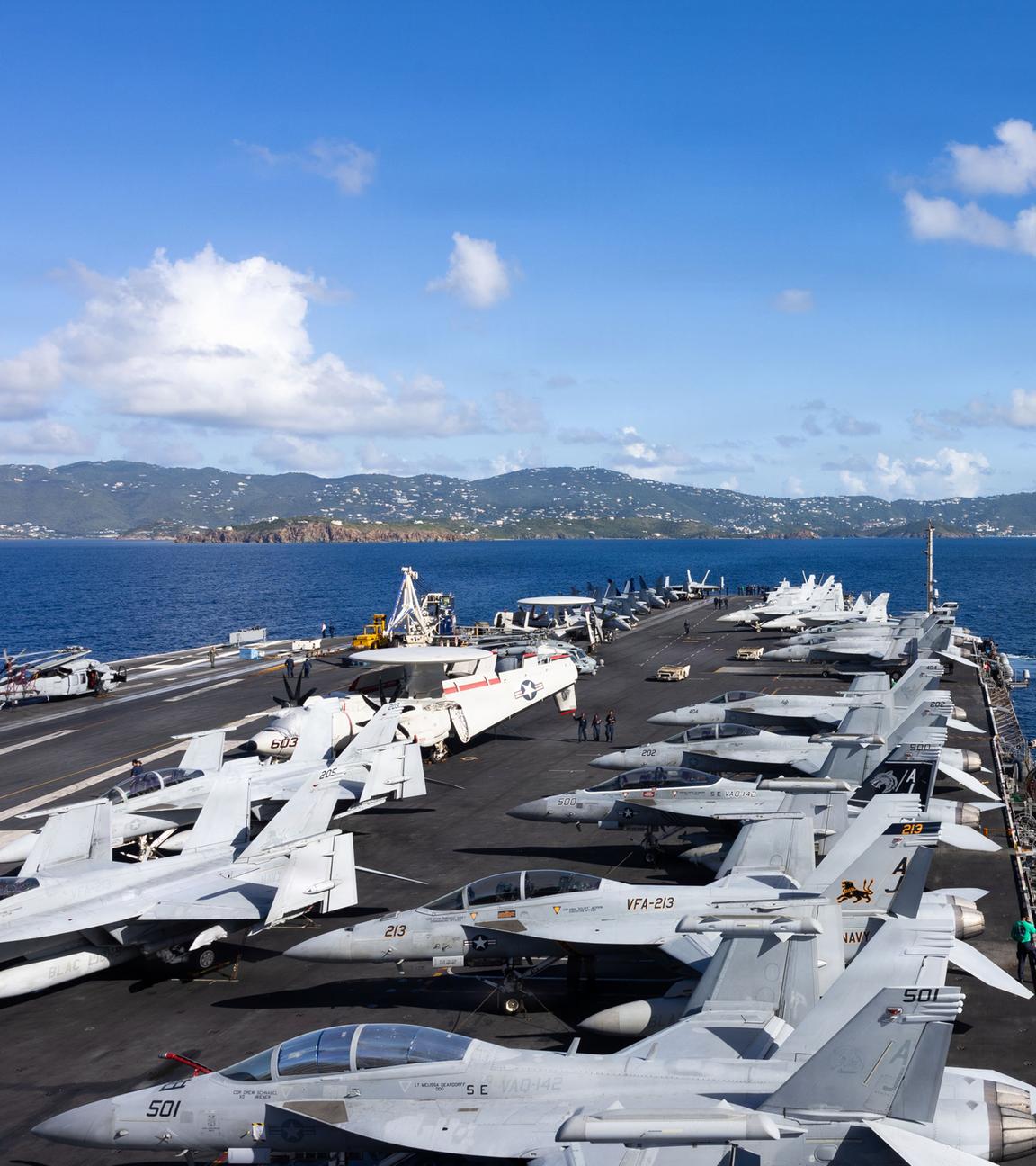 Das von der Pressestelle des Pentagons zur Verfügung gestellte Bild zeigt den Flugzeugträger USS Gerald R. Ford (CVN 78) bei seiner Ankunft auf den US-Virgin Islands. Vor dem Hintergrund der Spannungen mit Venezuela hatte US-Präsident Trump mitgeteilt, dass er den Luftraum über dem südamerikanischen Land für geschlossen erklärt. 