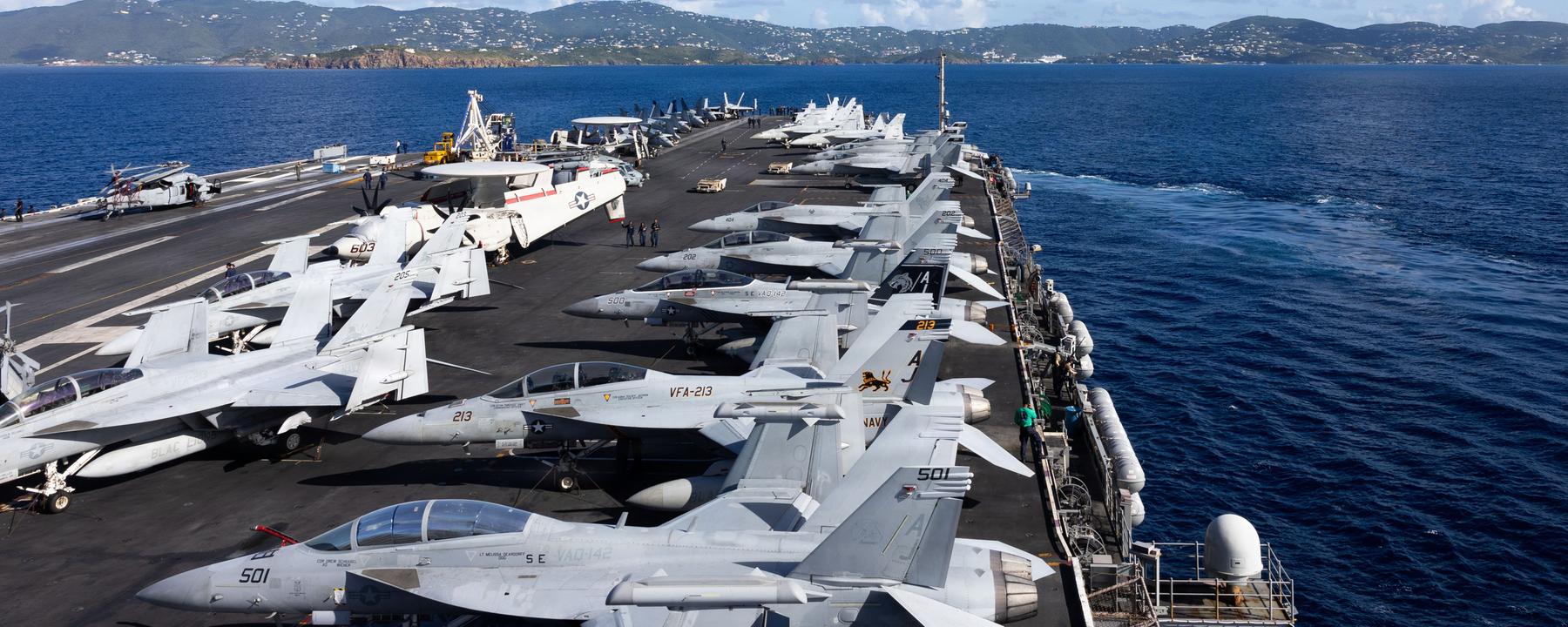 Das von der Pressestelle des Pentagons zur Verfügung gestellte Bild zeigt den Flugzeugträger USS Gerald R. Ford (CVN 78) bei seiner Ankunft auf den US-Virgin Islands. Vor dem Hintergrund der Spannungen mit Venezuela hatte US-Präsident Trump mitgeteilt, dass er den Luftraum über dem südamerikanischen Land für geschlossen erklärt. 