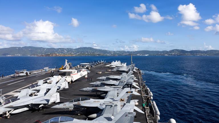 Das von der Pressestelle des Pentagons zur Verfügung gestellte Bild zeigt den Flugzeugträger USS Gerald R. Ford (CVN 78) bei seiner Ankunft auf den US-Virgin Islands. Vor dem Hintergrund der Spannungen mit Venezuela hatte US-Präsident Trump mitgeteilt, dass er den Luftraum über dem südamerikanischen Land für geschlossen erklärt. 