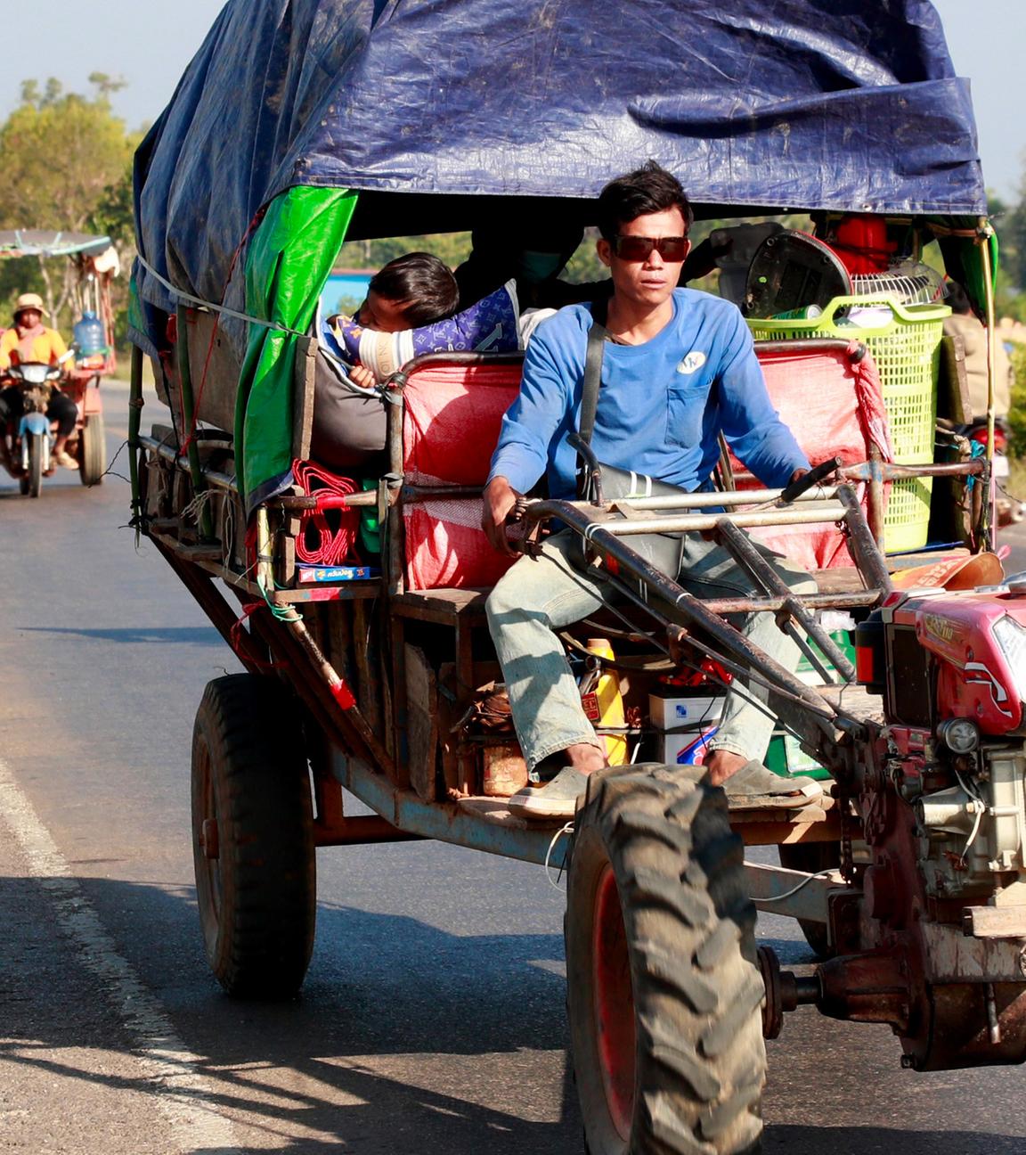 Menschen fliehen aus einem umstrittenen Gebiet in der Provinz Oddar Meanchey, Kambodscha, aufgenommen am 09.12.2025