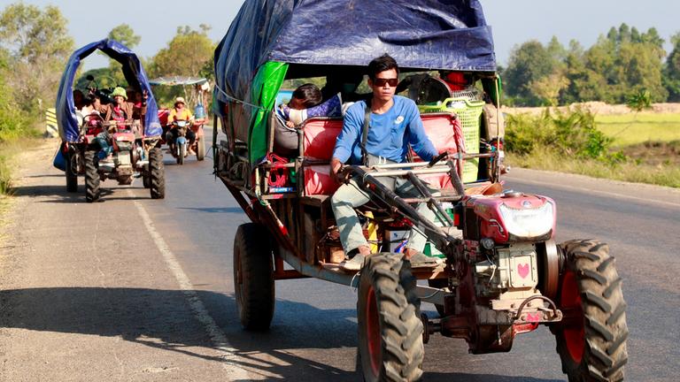 Menschen fliehen aus einem umstrittenen Gebiet in der Provinz Oddar Meanchey, Kambodscha, aufgenommen am 09.12.2025