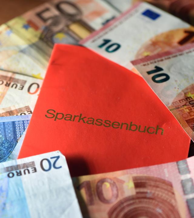 Sparbuch und Geldscheine