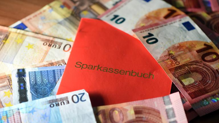 Sparbuch und Geldscheine