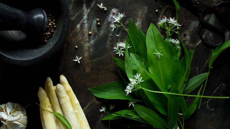 Spargel in Parmesankruste mit Bärlauch-Avocadocreme