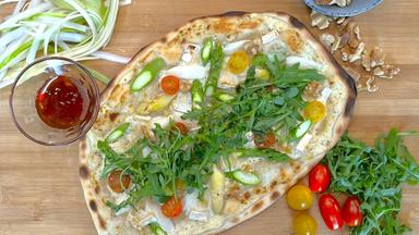 Spargel-Flammkuchen schön angerichtet auf einem Brett