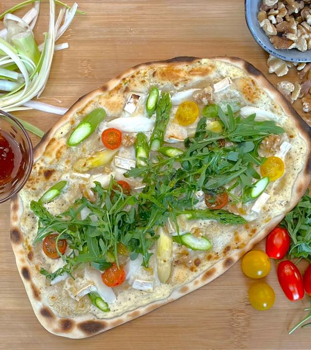 Spargel-Flammkuchen schön angerichtet auf einem Brett