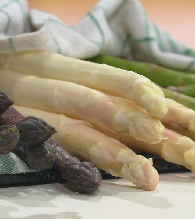 Verschiedene Spargelsorten auf dem Tisch.