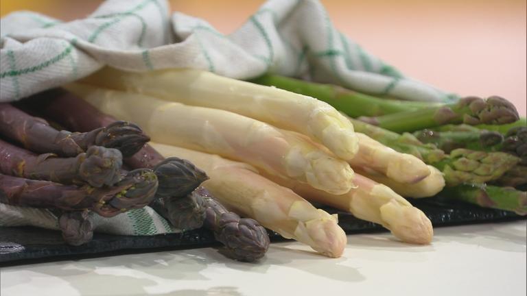 Verschiedene Spargelsorten auf dem Tisch.